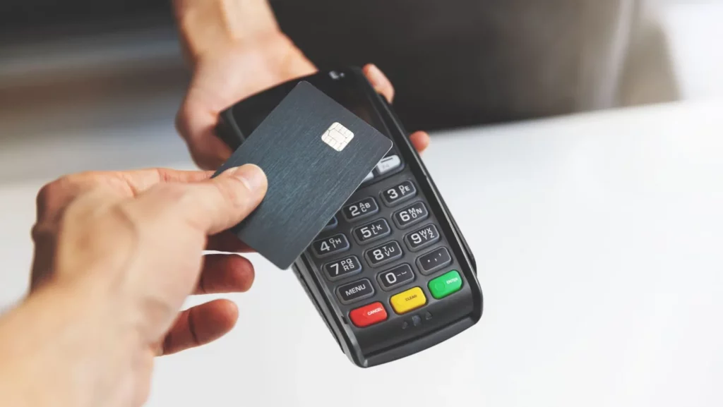 Der betales med betalingskort på en betalingsterminal