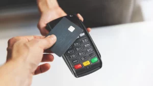 Der betales med et betalingskort på en betalingsterminal