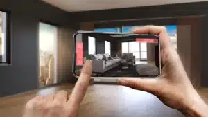 Person ser sin stue med møbler gennem AR (Augmented Reality).